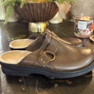 Clark’s Mules Size 8.5 W
Only wore once, like new! 
Excellent Condition!